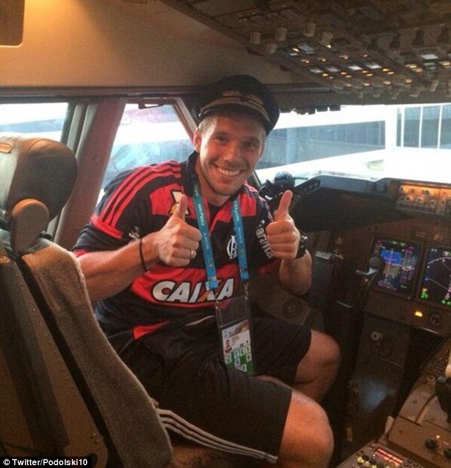 Podolski lam 'co truong' dua tuyen Duc ve nuoc hinh anh