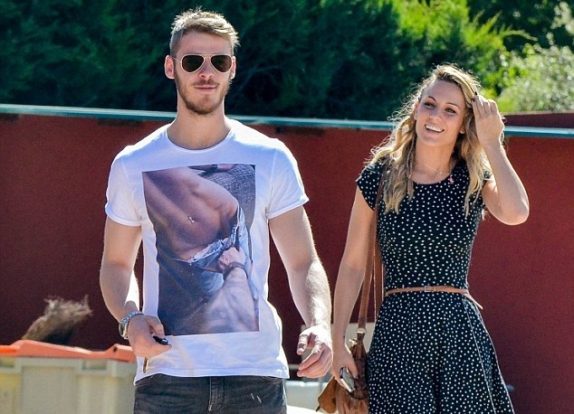 David de Gea mac ao goi duc di choi voi bo hinh anh