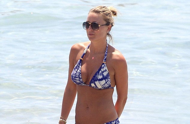 Ba xa Gerrard boc lua tren bai bien Ibiza hinh anh