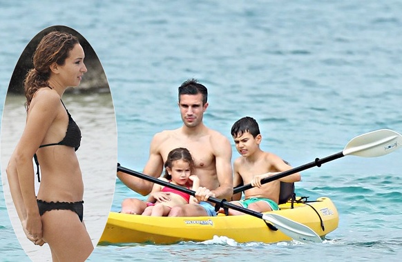 Robin van Persie dua vo con di xa hoi hau World Cup hinh anh