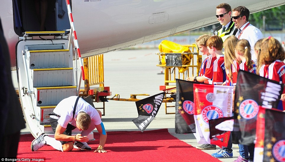 Schweinsteiger quy tren tham do cam on nguoi ham mo que nha hinh anh