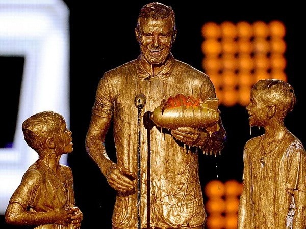 Bo con Becks bien thanh tuong dong tren san khau hinh anh