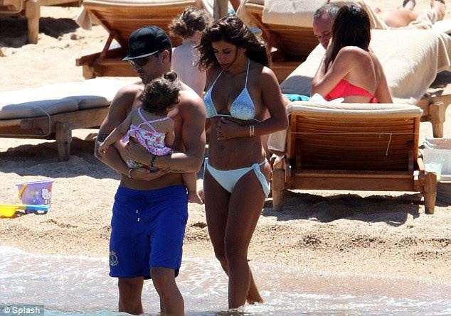 Fabregas dua ban gai du hy truoc khi hoi quan cung Chelsea hinh anh