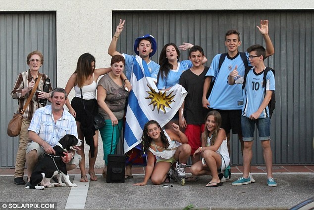 Suarez duoc fan Barcelona chao don nong nhiet hinh anh