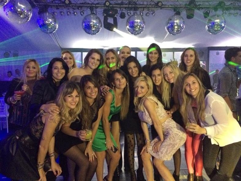 Ban gai Messi len bar mung chien thang cua Argentina hinh anh