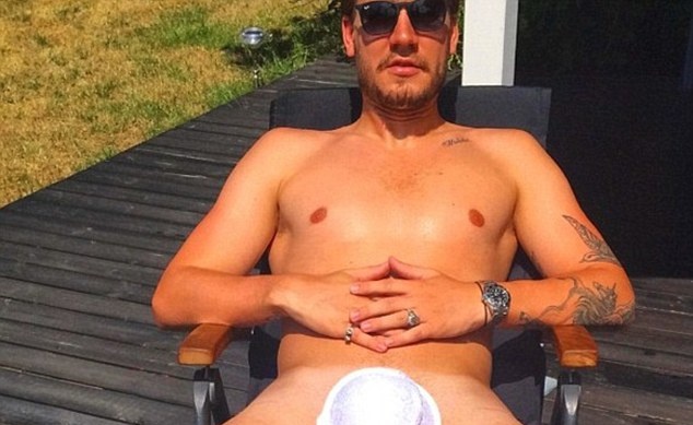 Cuu sao 'xet' Arsenal khoe than phan cam hinh anh