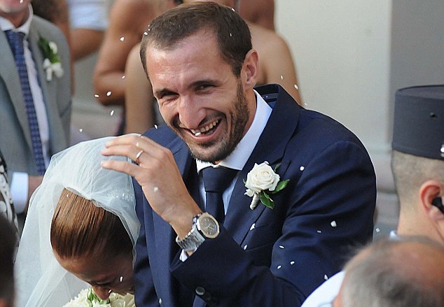 Nan nhan bi Suarez can don nang ve dinh hinh anh