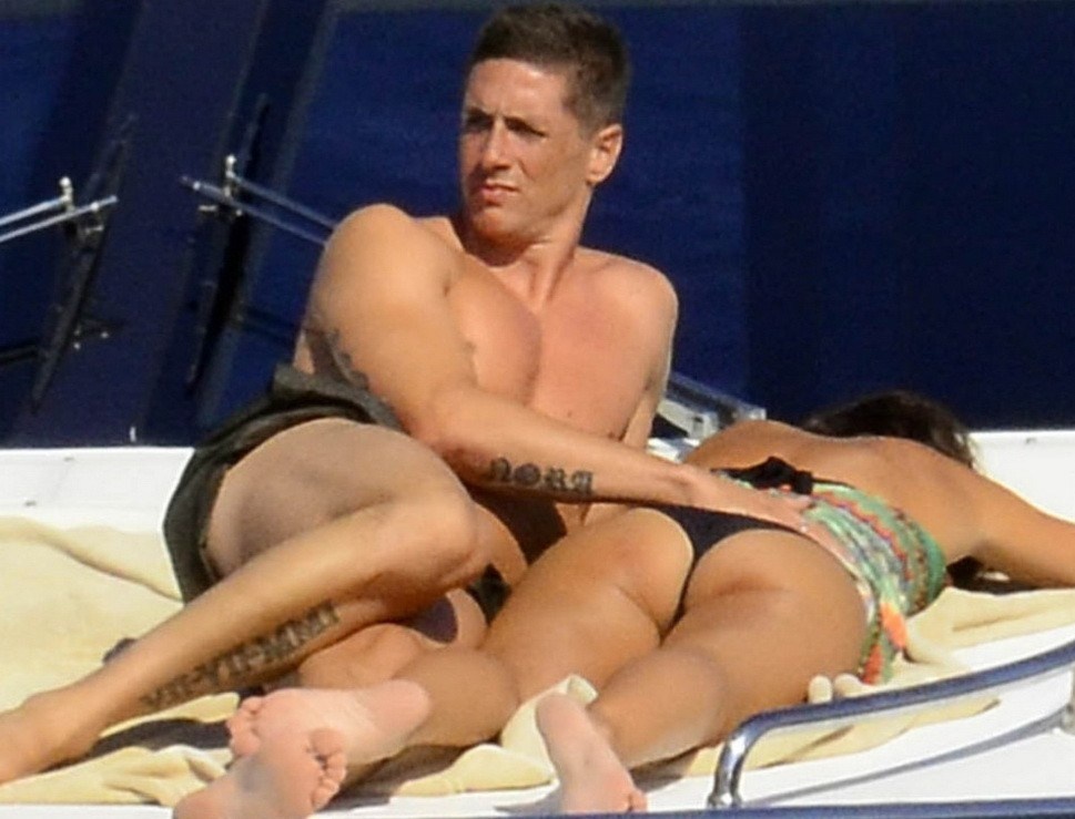 Vo chong Torres dien canh nong tren du thuyen hinh anh