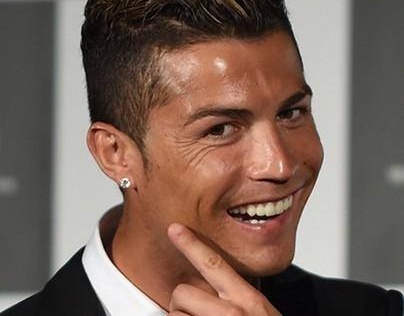 Ronaldo khoe phu kien, trang suc tien ty tai Nhat hinh anh