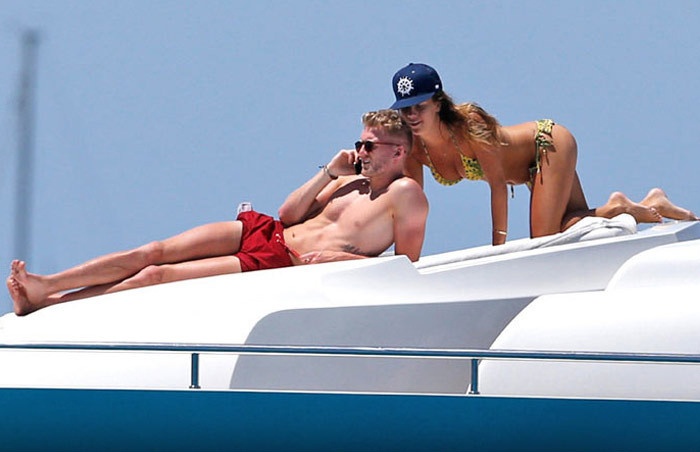 Ban gai Schuerrle khoe duong cong rao ruc tren du thuyen hinh anh