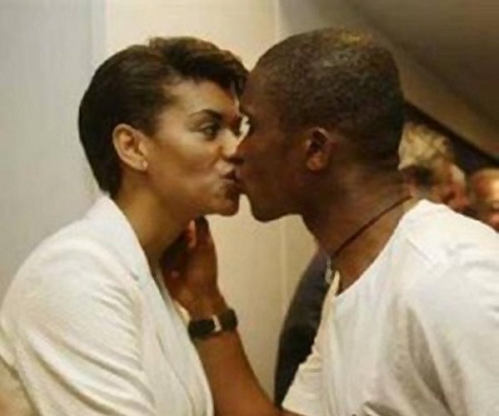 Eto'o bao hanh, tong tien, phat tan anh cua bo cu hinh anh