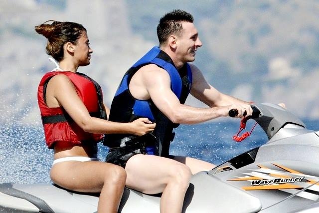 Messi vui ve cuoi song cung bo yeu tren bien Capri hinh anh