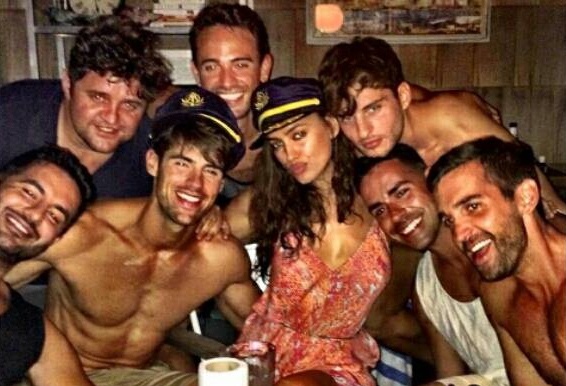 Irina Shayk chup anh nhay cam giua dan trai la hinh anh