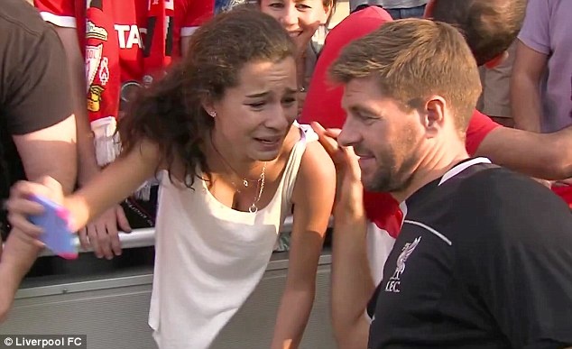 Fan nu khoc nhu mua khi duoc gap Steven Gerrard hinh anh