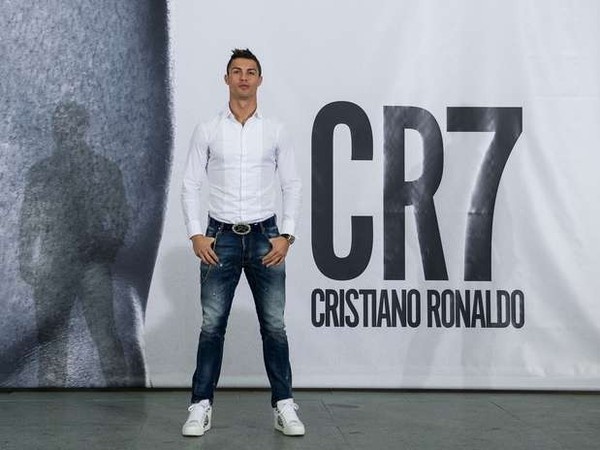 Ronaldo bi kien an cap ban quyen thuong hieu hinh anh