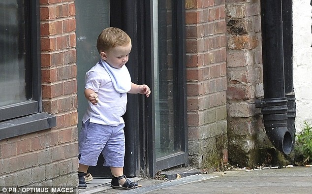 Cau ut nha Rooney chap chung tap di tren pho hinh anh