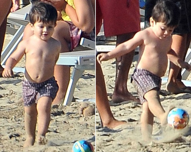 Quy tu nha Messi tro tai choi bong tren bai bien hinh anh