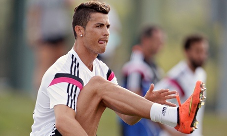 Ronaldo bong gio chuyen tai hop M.U hinh anh