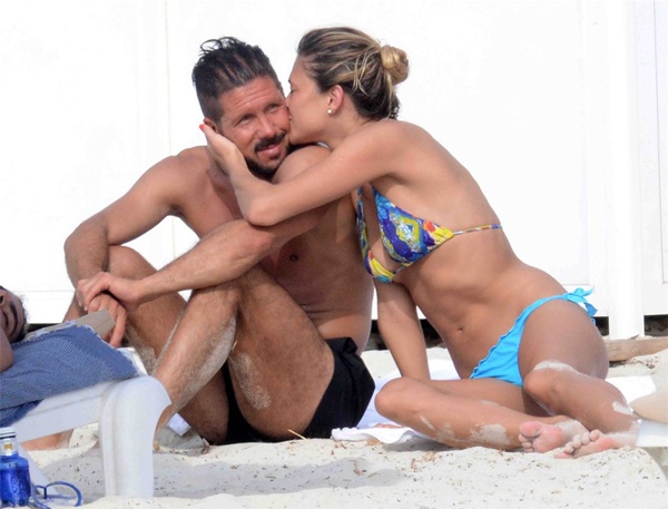 HLV Simeone tinh tu voi bo tre tren bien hinh anh