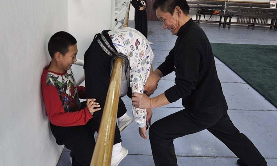 Van dong vien nhi Trung Quoc doi mau va nuoc mat lay 'vang' hinh anh