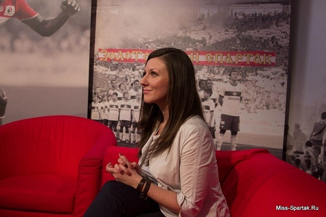 Nhan vien an ninh san van dong lot do hang loat fan nu hinh anh