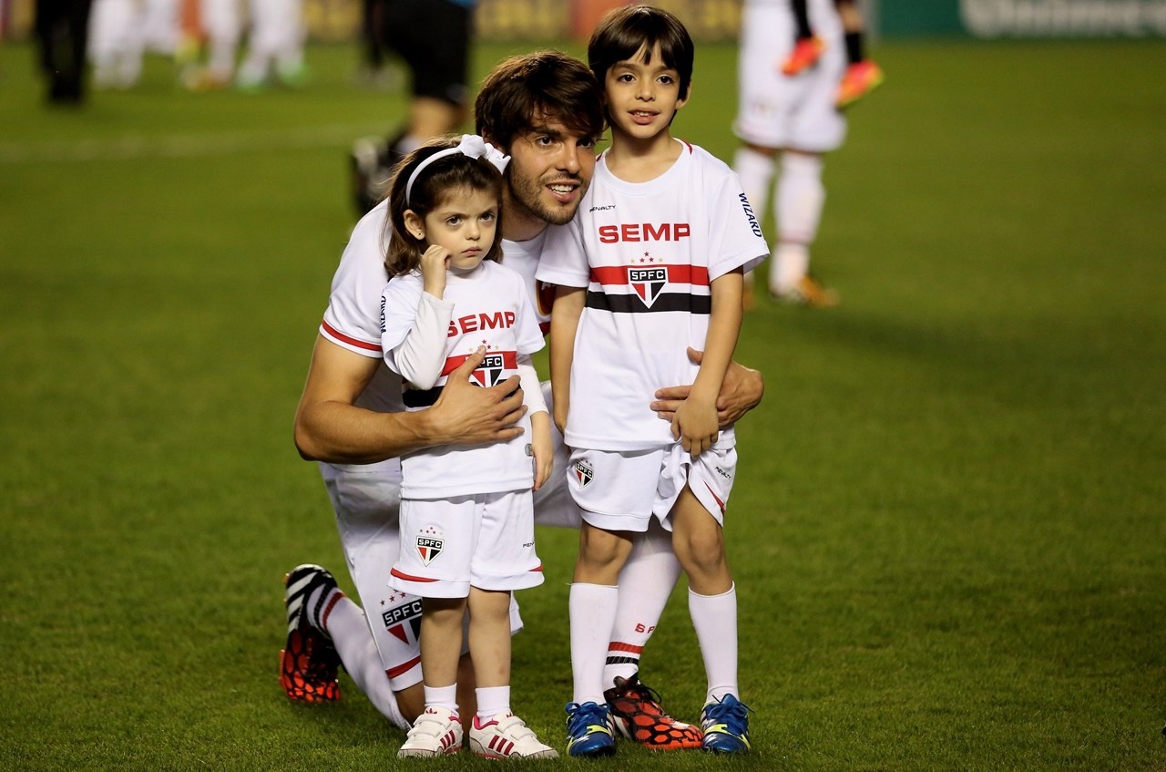 Thien than nha Kaka theo chan bo xuong san co hinh anh