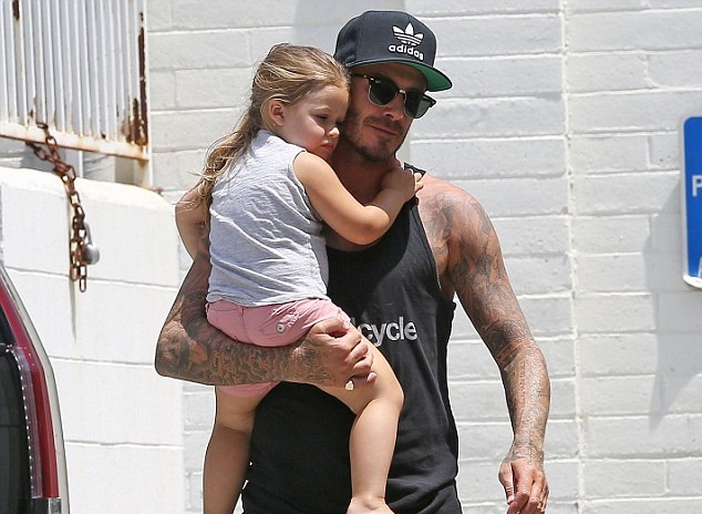 Harper de thuong trong vong tay bo Becks hinh anh