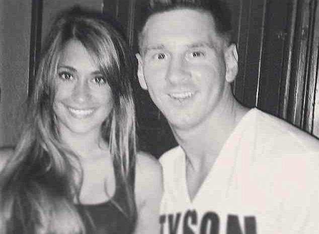 Messi vui ve voi bo trong ngay Ronaldo gianh Sieu Cup hinh anh