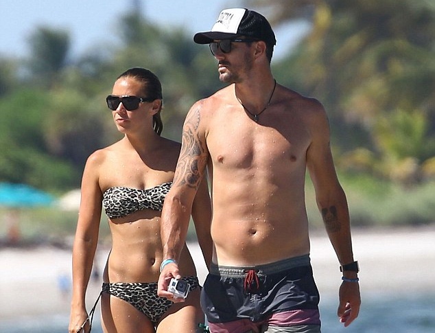 Cap Becks - Vic lang cricket vui ve tren bien Miami hinh anh