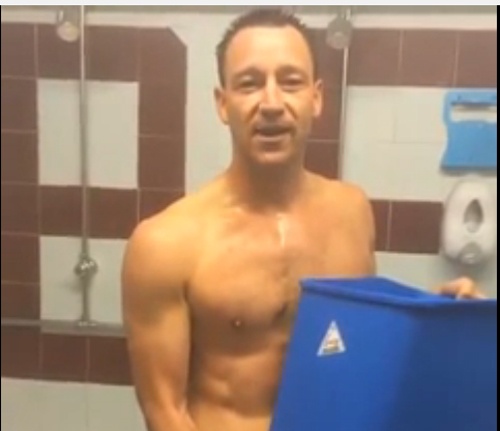 John Terry coi tran doi nuoc da vao nguoi hinh anh