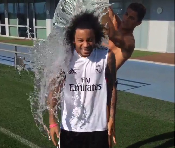 Sao bong da phat sot voi trao luu tam nuoc da lam tu thien hinh anh