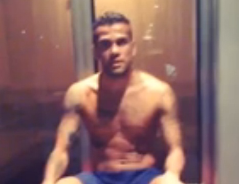 Dani Alves thach Messi tham gia doi nuoc da lam tu thien hinh anh