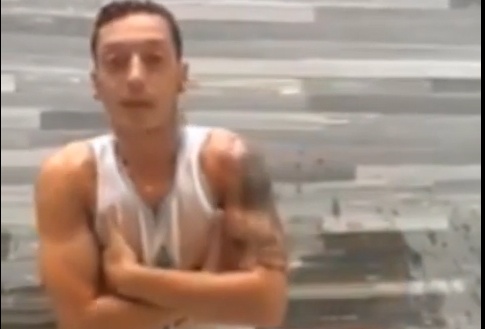 Mesut Ozil lanh co ro sau khi tam nuoc da hinh anh