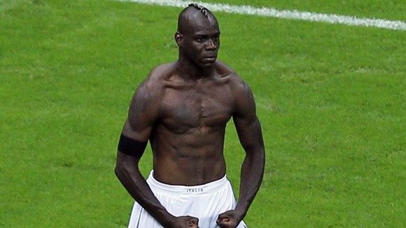 Nhung hanh dong quai dan khien Balotelli noi tieng the gioi hinh anh