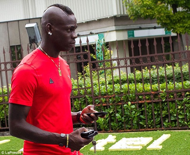 Liverpool ap dung thiet quan luat voi sieu quay Balotelli hinh anh