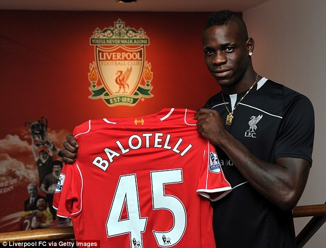 Bi mat dang sau chiec ao so 45 cua Balotelli hinh anh