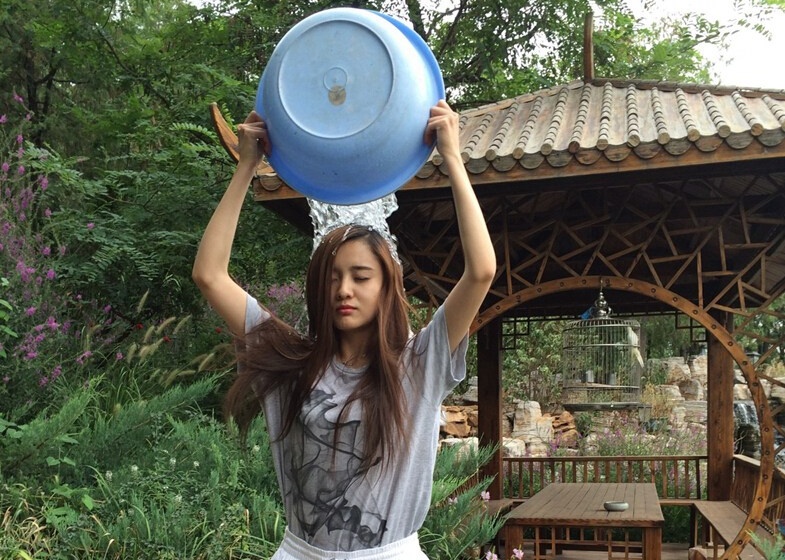 Nu chu tich hot girl tam nuoc da lam tu thien hinh anh