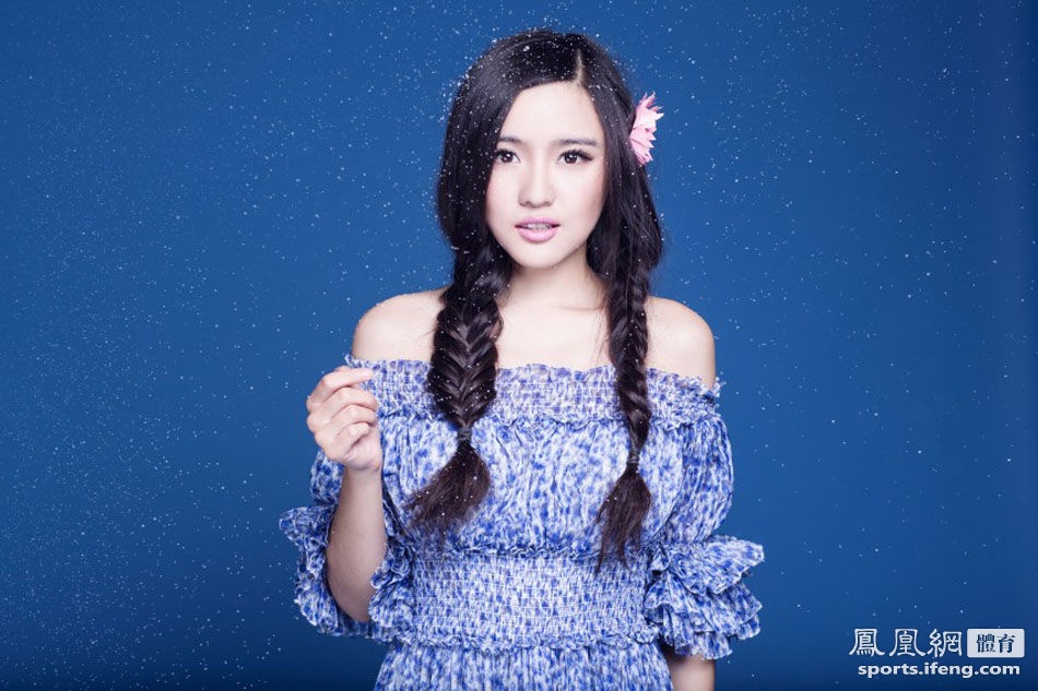 Nu chu tich cau lac bo bong da xinh nhu hot girl hinh anh