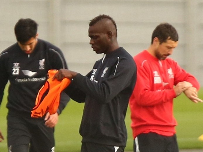 Balotelli bat luc voi viec mac ao tap hinh anh