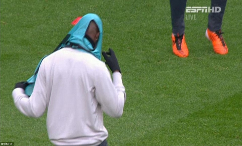 Balotelli khong biet tu mac ao tap hinh anh