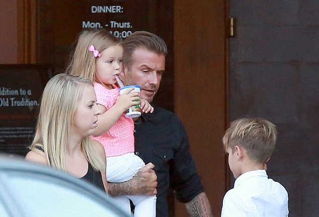 Cong chua Harper dieu da xuong pho cung bo Becks hinh anh