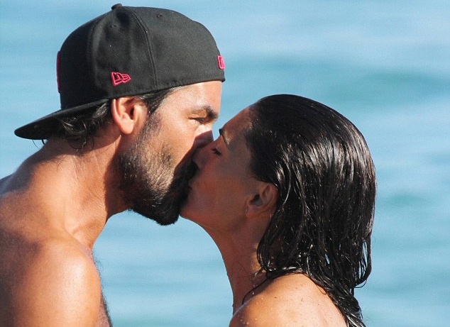 Robert Pires ngot ngao khoa moi vo tren bien hinh anh