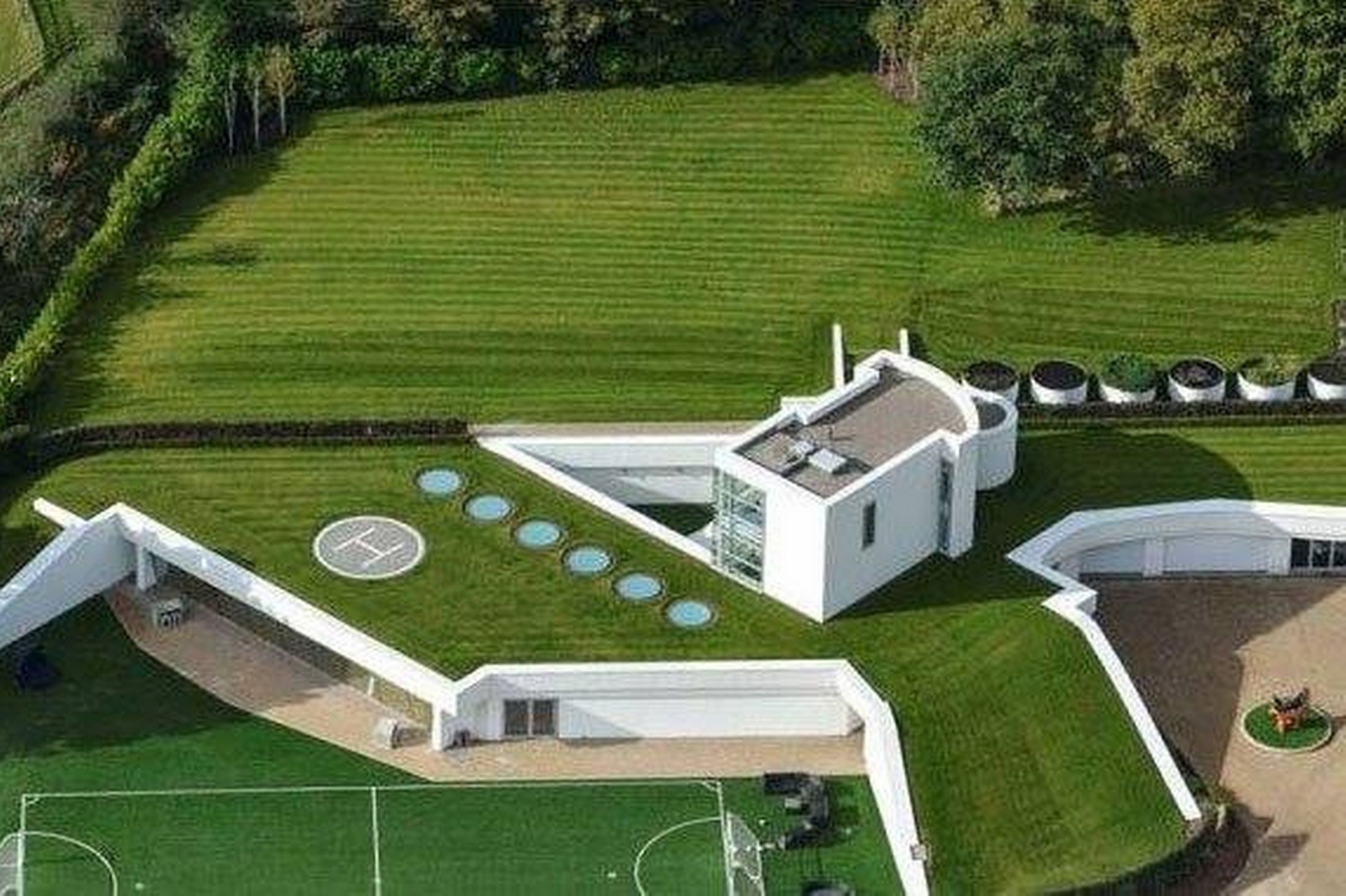 Can canh biet thu gan 200 ty moi tau cua Balotelli hinh anh