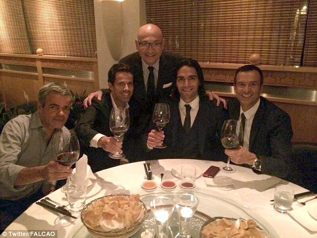 Cac tan binh M.U duoc tiep don nhu ong hoang tai Manchester hinh anh