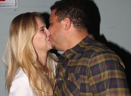 Ro beo dam duoi khoa moi nguoi dep toc vang hinh anh