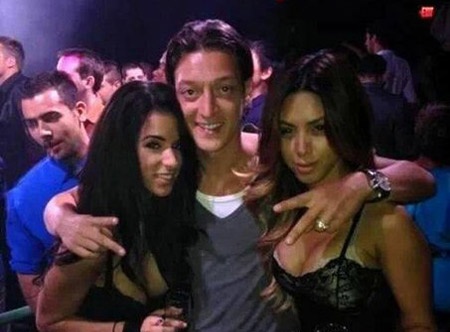 Mesut Oezil gia om de tron toi hop dem hinh anh