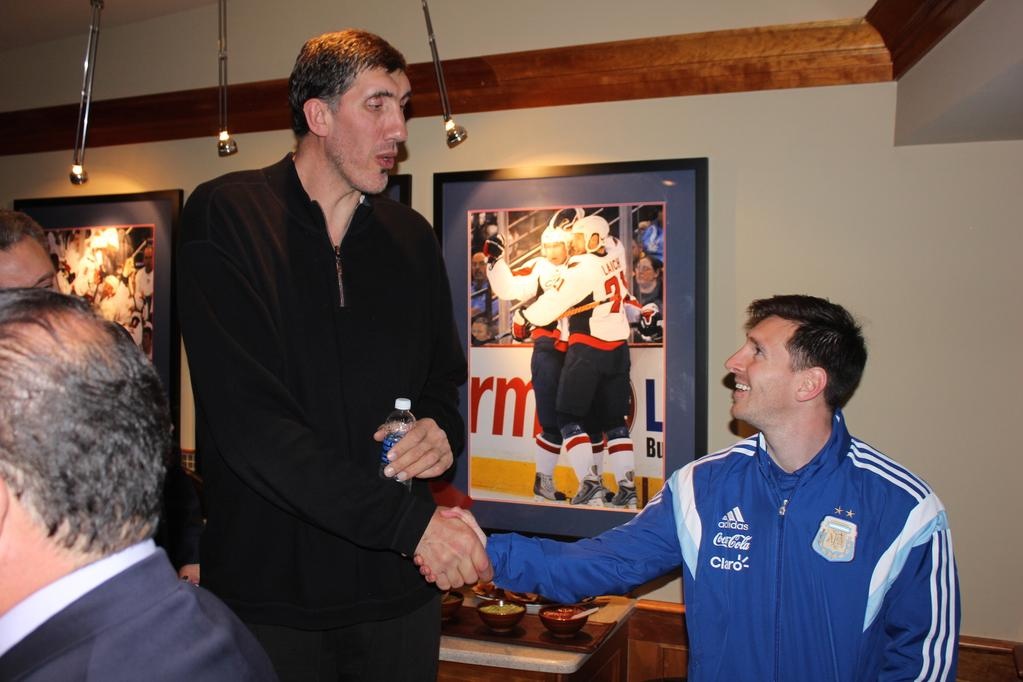 Messi nhu ti hon khi dung canh sao bong ro NBA hinh anh