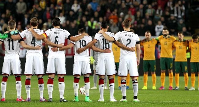 Cau thu Duc deo tang tuong niem nan nhan tai nan may bay hinh anh