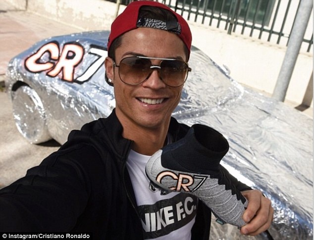 Ronaldo tro tai do xe doc cho dong doi hinh anh