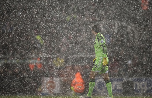 Nhung tran dau phai hoan vi thoi tiet trong lich su bong da hinh anh